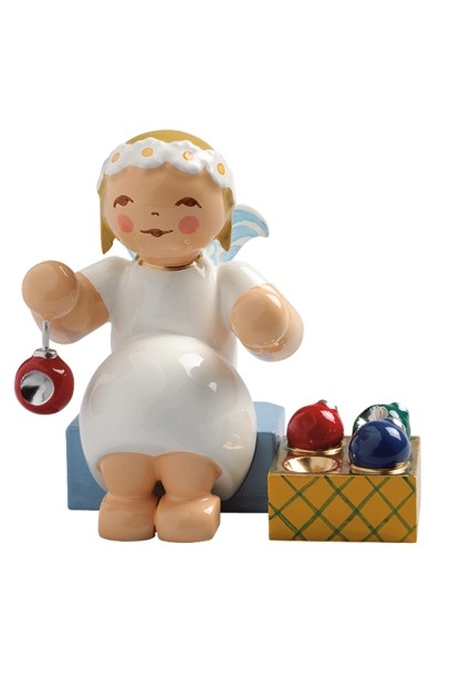 kleiner Wendt und Kühn Margeritenengel - sitzend mit Baumschmuck / Christbaumkugeln