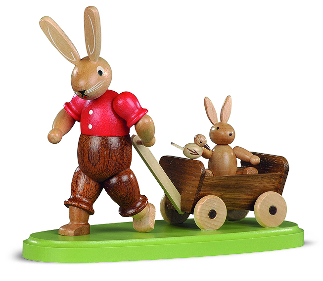 Hasenvater mit Kind im Bollerwagen - farbig lasiert