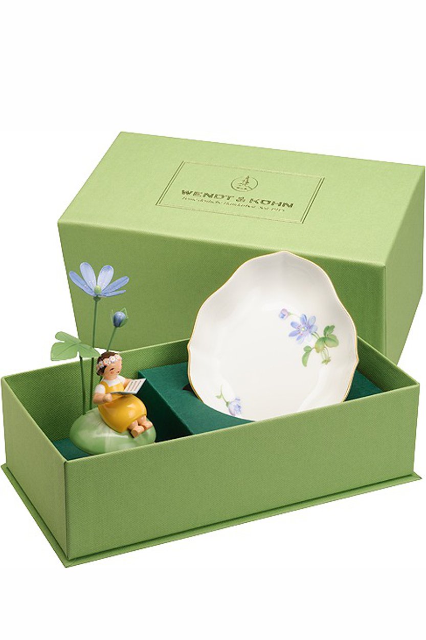 Mädchen mit Leberblümchen auf Hügel, mit Schale Meissner Porzellan