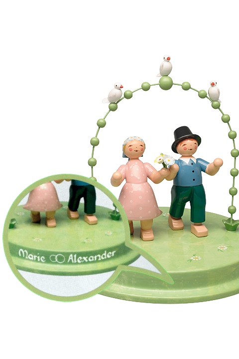 Liebespaar im Bogen mit drei Täubchen