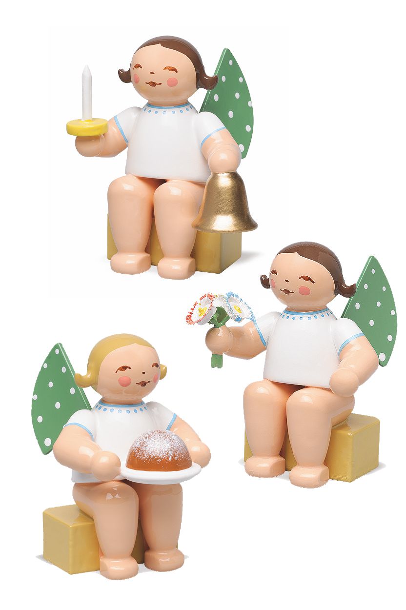 Grünhainichener Engel® klein mit Kuchen - sitzend, Wendt und Kühn