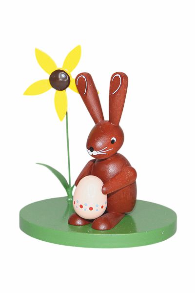 Hase mit Ei