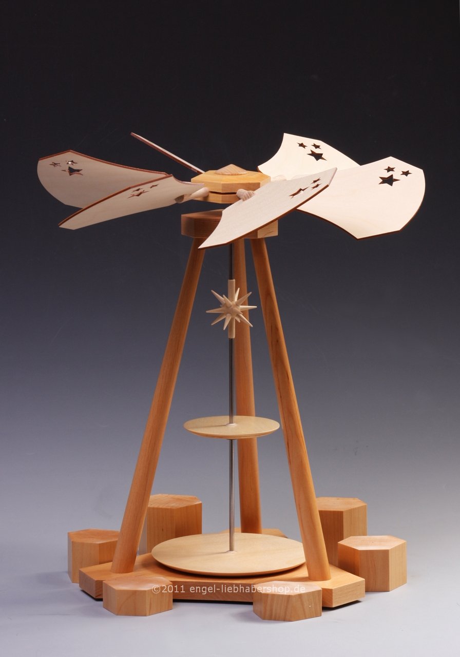 Pyramide in natur mit Gabenbringern