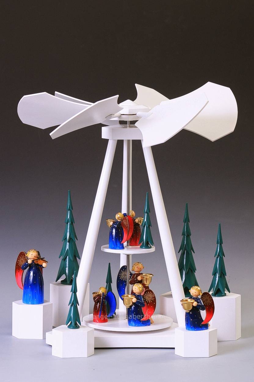 Pyramide in weiß mit Grünhainichener Brokatengeln